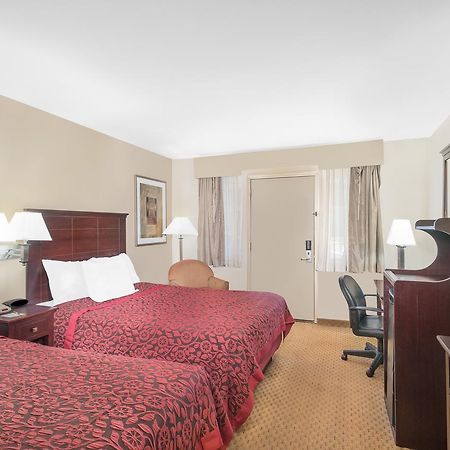 Days Inn By Wyndham Springfield/Phil.Intl Airport מראה חיצוני תמונה