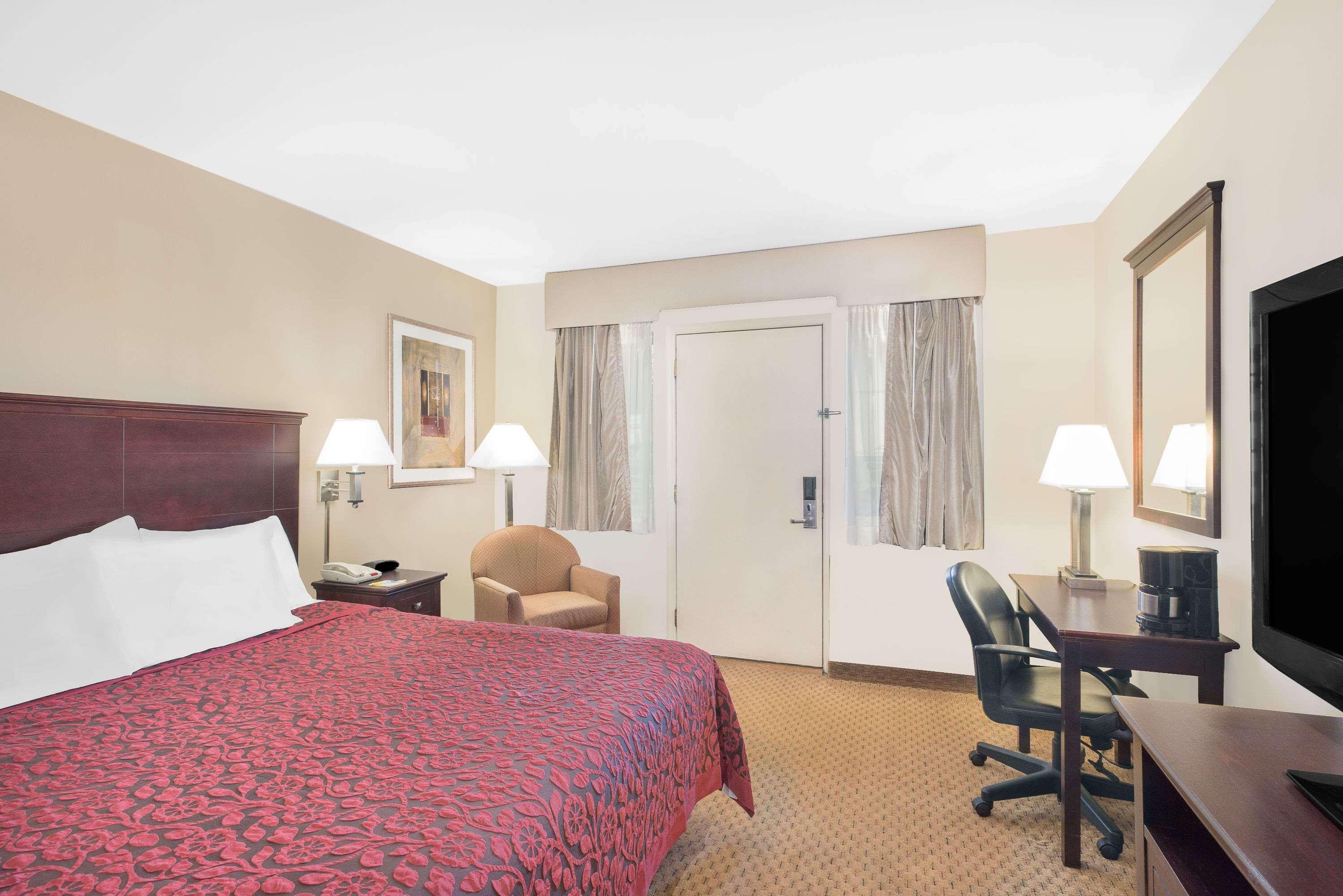 Days Inn By Wyndham Springfield/Phil.Intl Airport מראה חיצוני תמונה