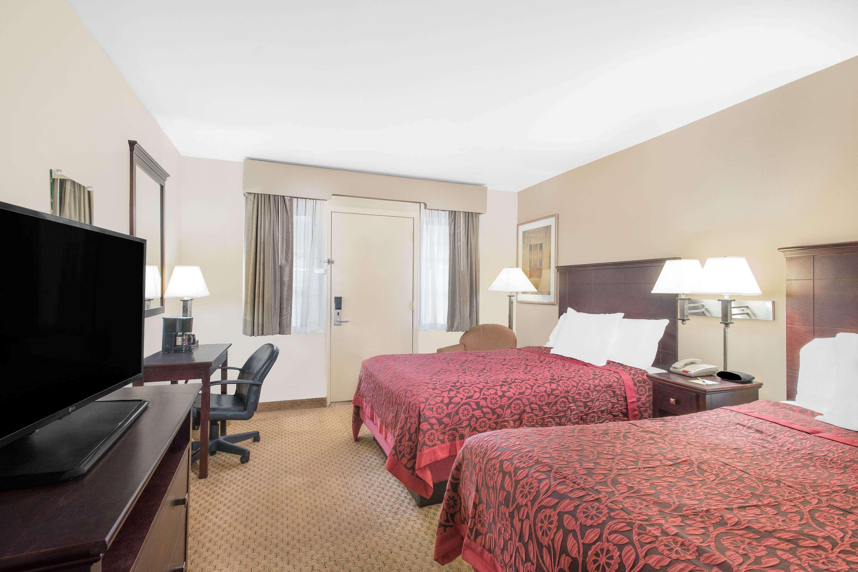 Days Inn By Wyndham Springfield/Phil.Intl Airport מראה חיצוני תמונה