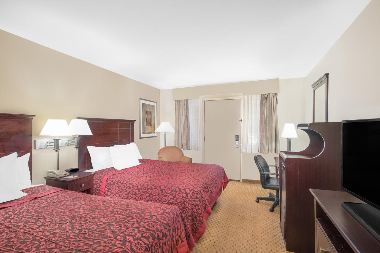 Days Inn By Wyndham Springfield/Phil.Intl Airport מראה חיצוני תמונה